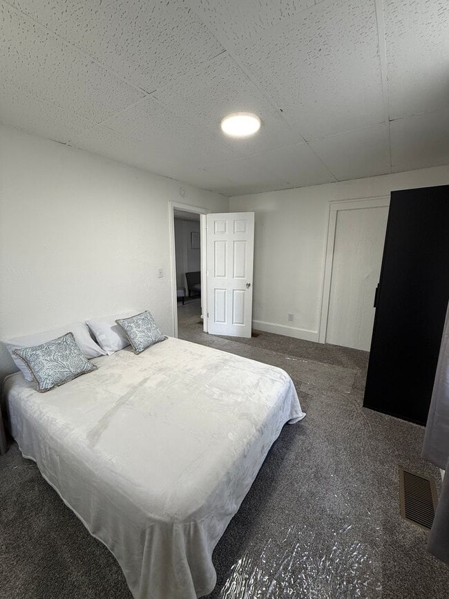 Building Photo - Don't miss out on this beautifully updated unit!