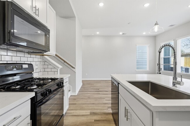 Building Photo - 208 Clark Rd