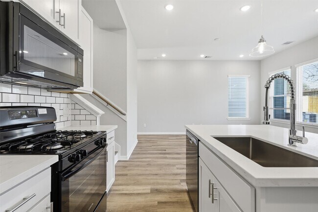 Building Photo - 9914 Clark Cyn Ln