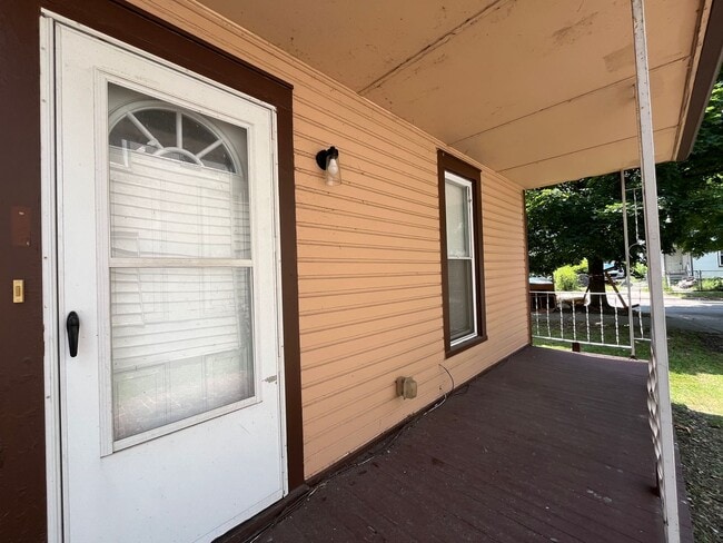 Building Photo - Madison/W.95th neighborhood : 3 bedroom/1 bath single family house available NOW.