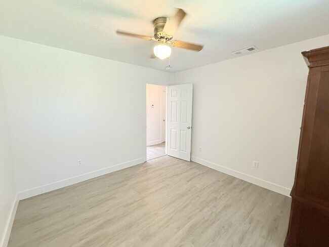 Building Photo - 610 W Avenue B