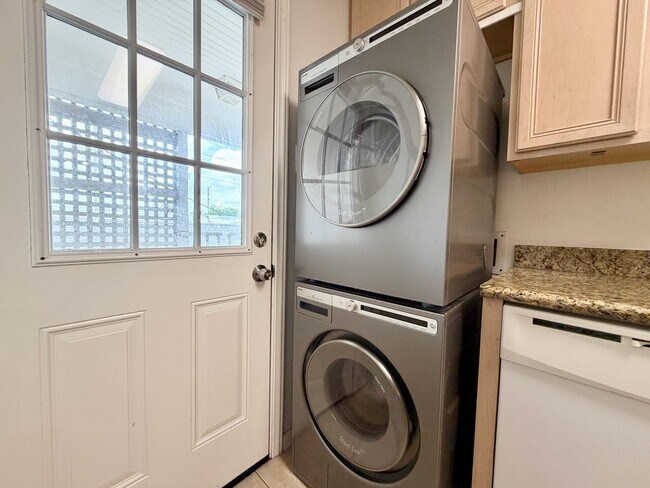 Building Photo - 2126 Banks St