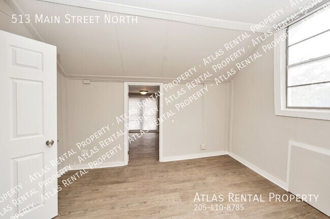 Building Photo - 513 Main St N