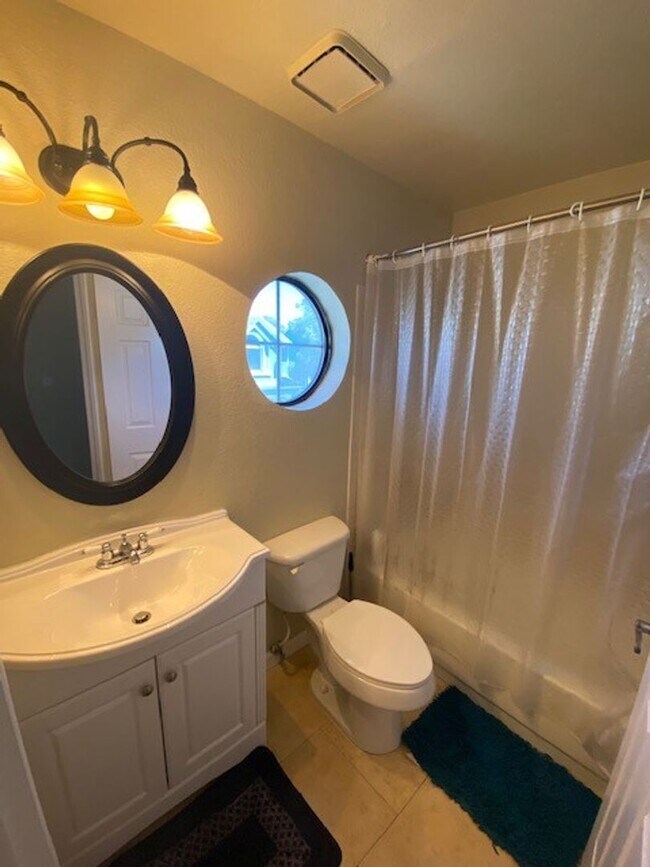Building Photo - Stylish 2-Bed Townhome with Loft & Dual Pr...