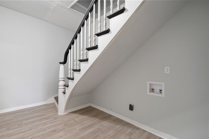 Building Photo - 608 Monroe St