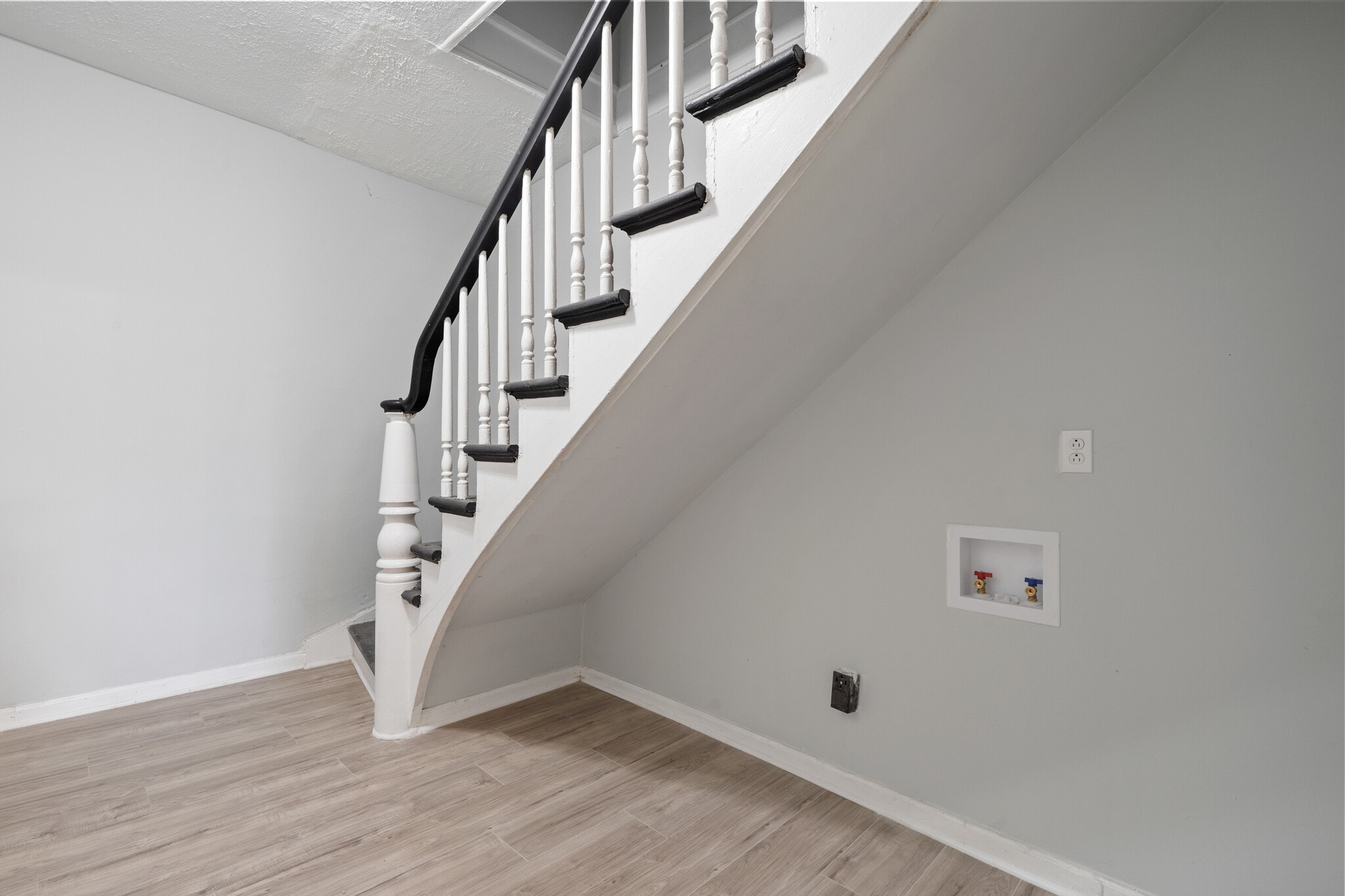 Building Photo - 608 Monroe St