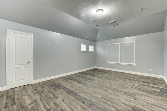 Building Photo - 5002 Laura Lee Ln