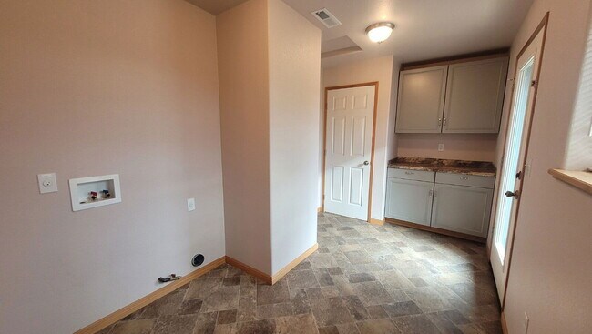 Building Photo - 13130 Lookingglass Rd