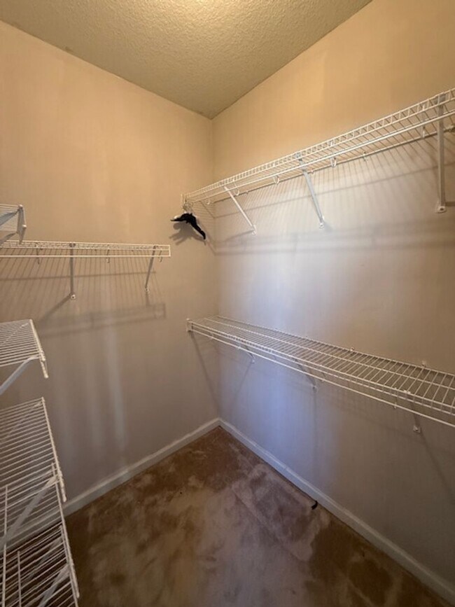 Building Photo - 3 bed 2 bath home with a large bonus room and an additional room that would be perfect for an off...