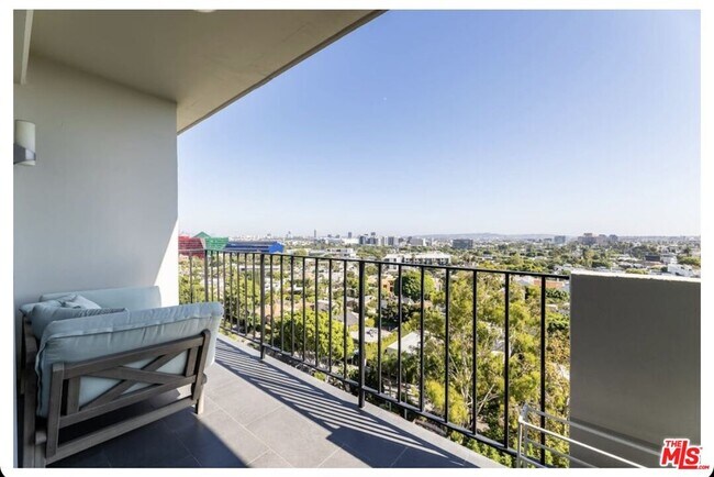 Building Photo - 818 N Doheny Dr