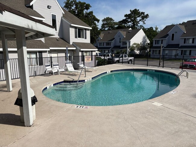 Building Photo - 500 Fairway Village Dr