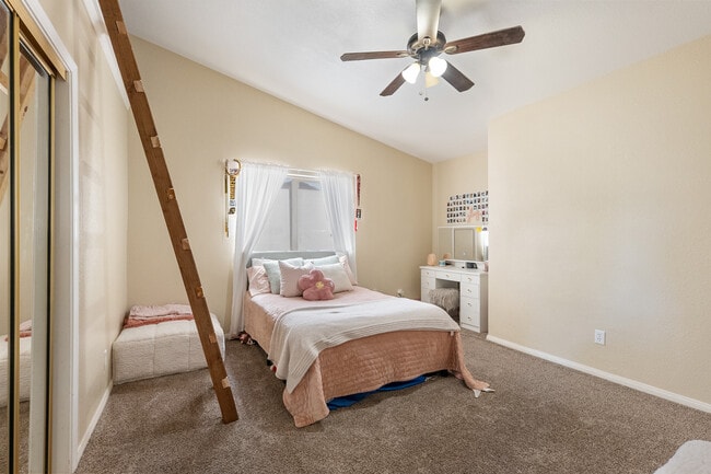 Building Photo - 57731 San Tropeze Dr