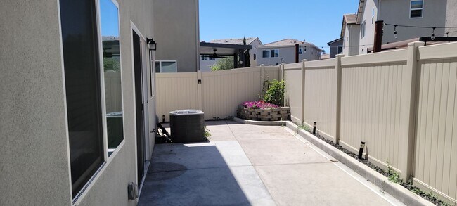 Building Photo - Come home to this Beautiful Newer 3 Bedroom 2.5 bath home