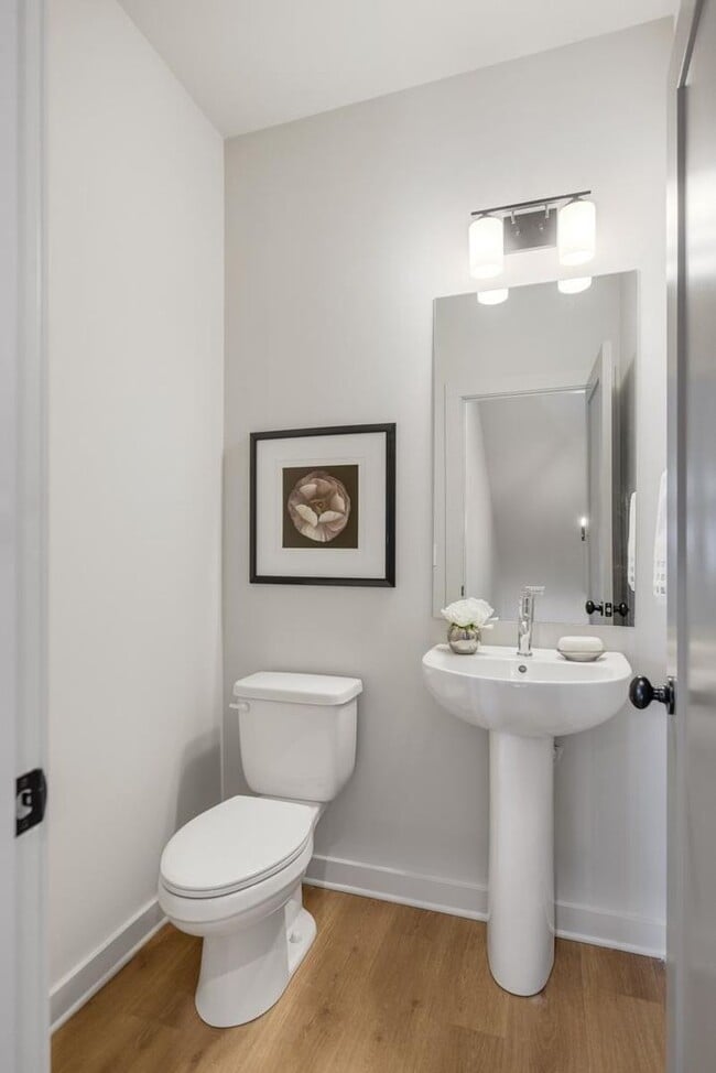 Building Photo - Gorgeous 3 bedroom end unit townhome with garage