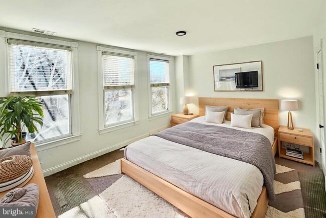 Building Photo - 769 Kenyon St NW