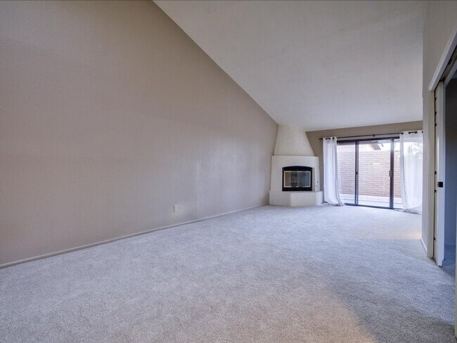 Building Photo - 3 Bedroom 2 Bathroom with Community Pool!!
