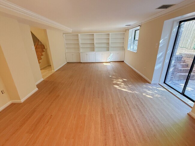 Building Photo - 2 Level, 2 Bedroom Hidden Gem in Dupont!