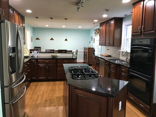 Building Photo - Renovated Colonial in Bon Air