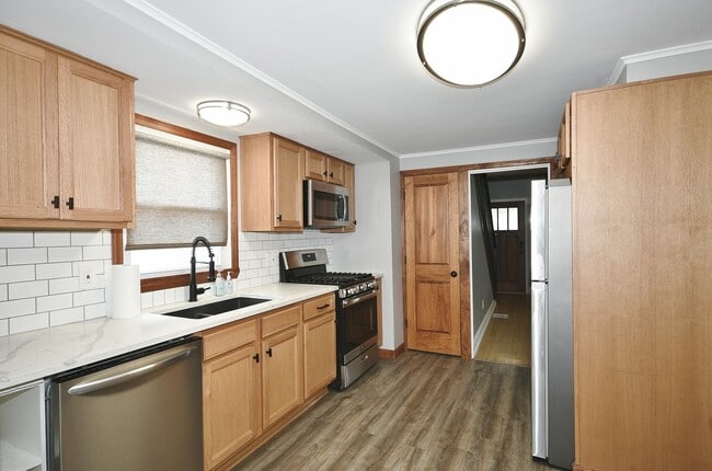 Building Photo - Beautiful 3 Bedrooms, 1 bathroom House Available Now!