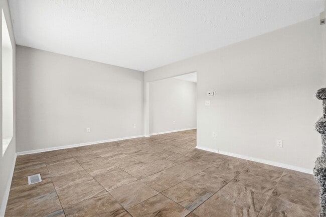 Building Photo - Rent Special if Sign a Lease now or in Feb!! 8 Blocks to the Beach!!