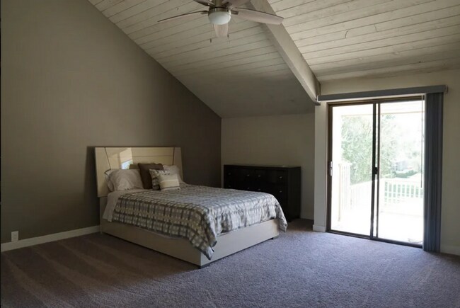 Building Photo - Newly Remodeled, Furnished 3 bed / 2.5 bat...