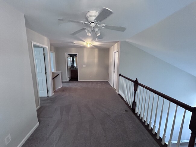 Building Photo - LARGE MOVE IN READY TOWNHOME