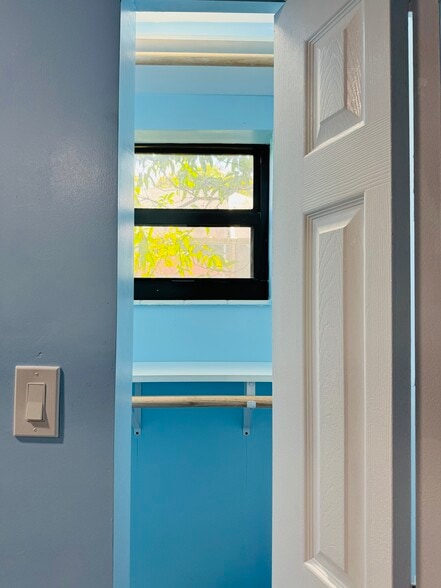 Building Photo - 6633 Dahlia Dr