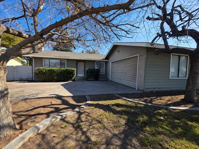 Building Photo - 3 Bedroom 2 Bathroom near shopping and restaurants!