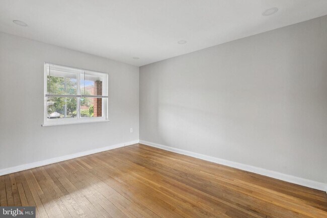Building Photo - 128 33rd St NE