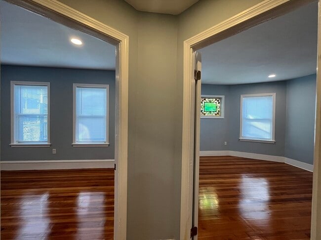 Building Photo - 9 Nightingale St