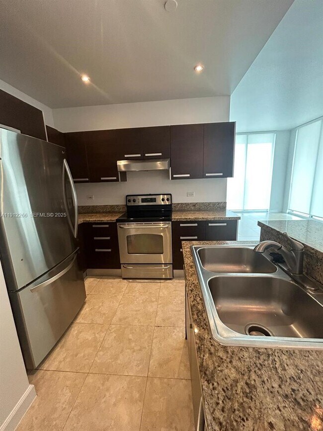 Building Photo - 2525 SW 3rd Ave