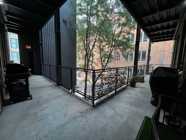 Building Photo - 331 S Peoria St