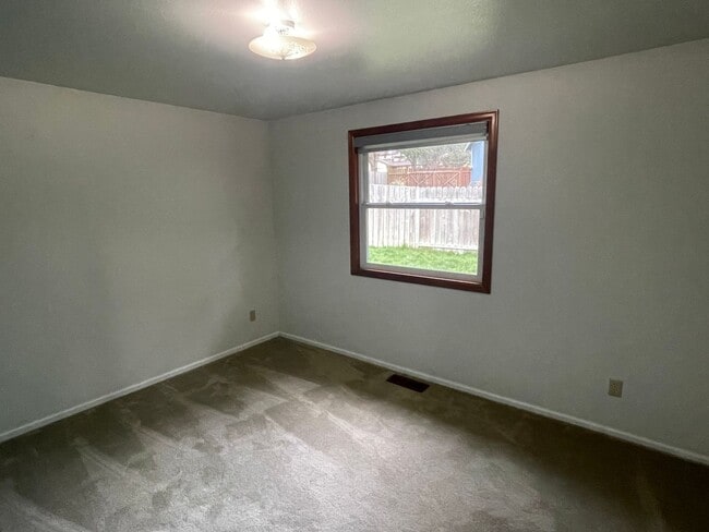 Building Photo - ***PENDING APPLICATION***Fantastic 3 Bedroom Home with Fenced Yard and Garage!