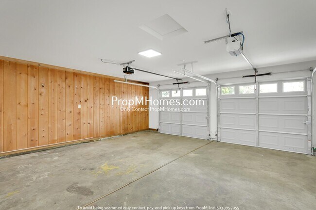 Building Photo - Newly Updated 3 Bedroom Aloha Home - Huge Yard!