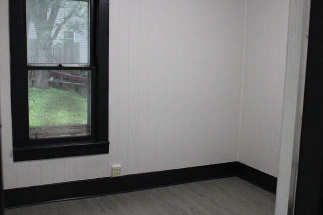 Building Photo - 405 Lindoo Ave E