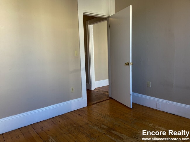 Building Photo - 8-8 Sunset St