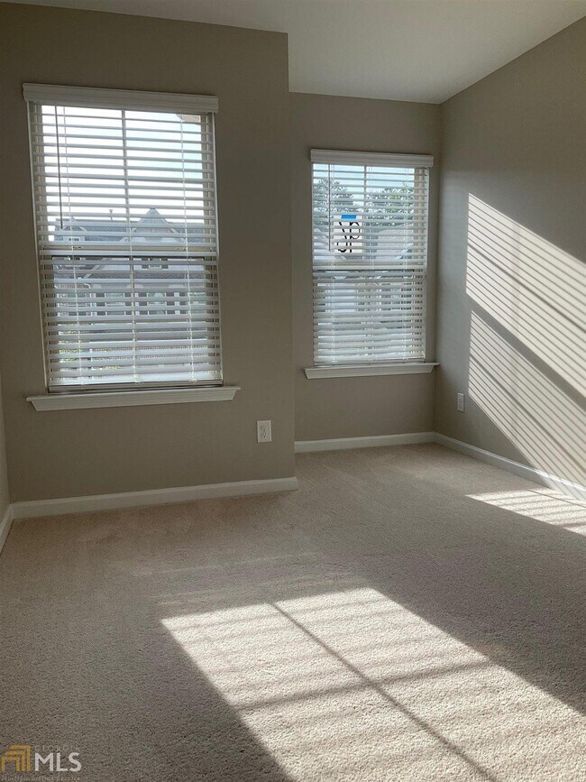 Building Photo - 2066 Pine Tree Dr