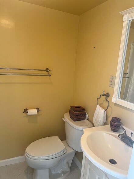 Building Photo - 880 Larkspur Dr