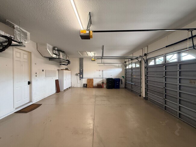 Building Photo - Luxurious 4 Bedroom 3 Bath Lakefront Pool Home W/3-Car Garage