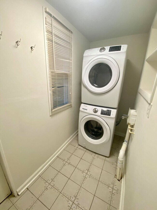 Building Photo - Beautifully Maintained 2br Hampden Townhom...