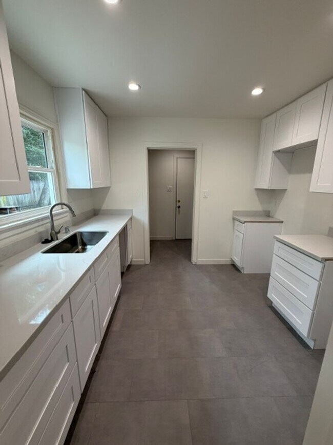 Building Photo - Charming JC Neighborhood Rental with Brand-New Kitchen & Hardwood Floors
