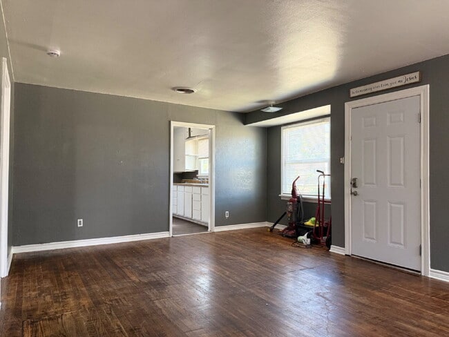 Building Photo - Steps from Beautiful  Park, Bonus Room & Central Lubbock Living!