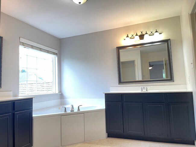 Building Photo - Modern 4BR Home Ready to Rent!