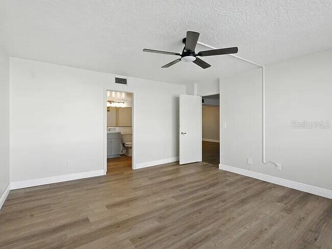 Building Photo - 7665 Sun Island Dr S