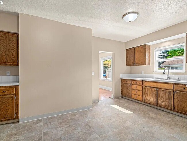 Building Photo - GPM657 - SE Raymond Ct. (T1)