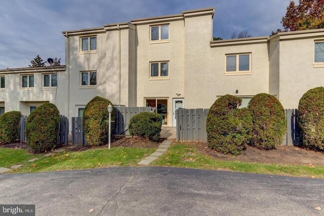 Building Photo - 107 Montrose Ave