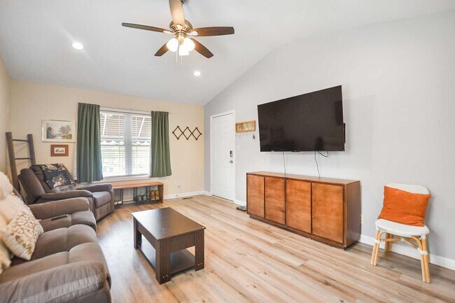 Building Photo - Pet Friendly Three Bedroom!