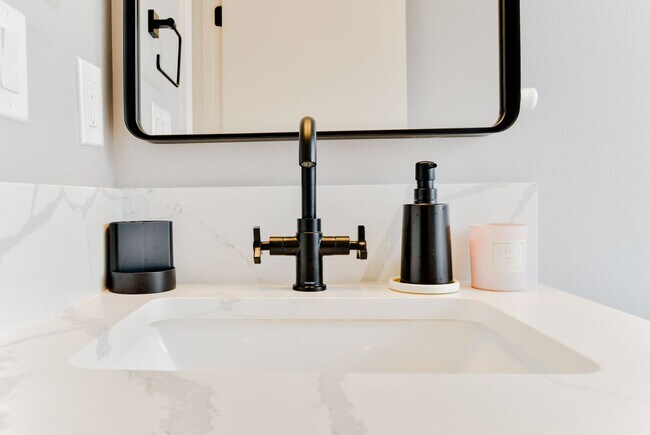Building Photo - Modern 3 bed/ 2.5 bath townhome in Ballard!