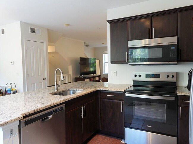 Building Photo - 1004 Waterside Dr