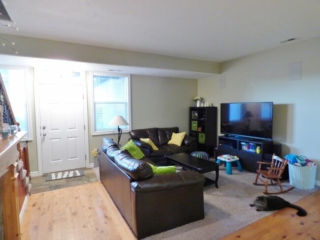 Building Photo - Great 3 BD 2.5 BA Twin Home. Great Location.